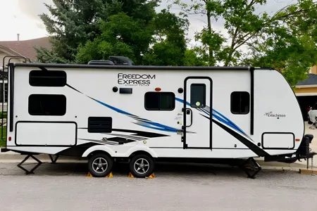 Vitaliy's Coachmen FreedomExpress 257BHS Travel Trailer