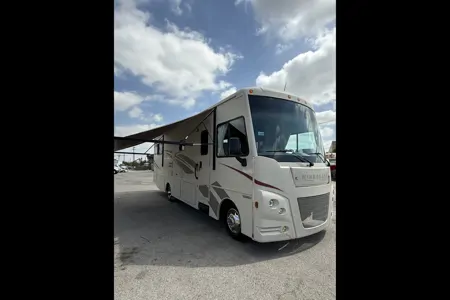 Lidiya's Winnebago Vista 31 KE Class A