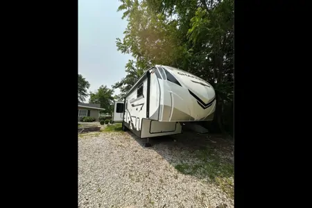Family Friendly Coachmen Chaparral Fifth Wheel