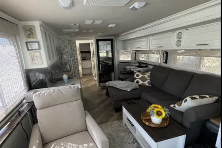 Gib's Newly Renovated Fleetwood Discovery Class A