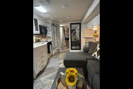 Gib's Newly Renovated Fleetwood Discovery Class A