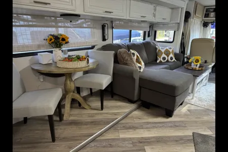 Gib's Newly Renovated Fleetwood Discovery Class A