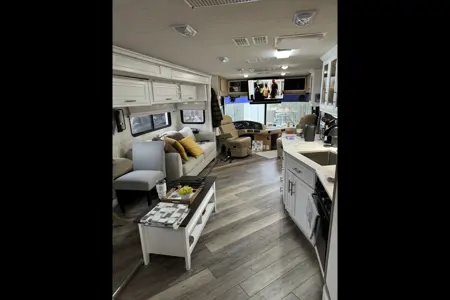 Gib's Newly Renovated Fleetwood Discovery Class A