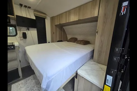 AR's Salem 179DBK Off-grid Travel Trailer