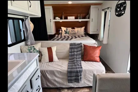 Cozy Camper for 6: Freshly renovated and fully stocked!