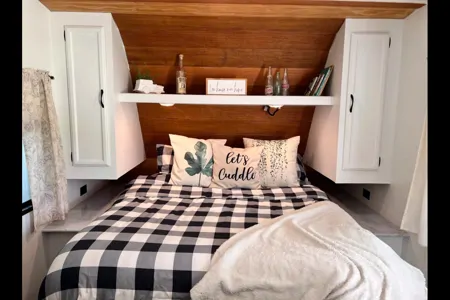 Cozy Camper for 6: Freshly renovated and fully stocked!