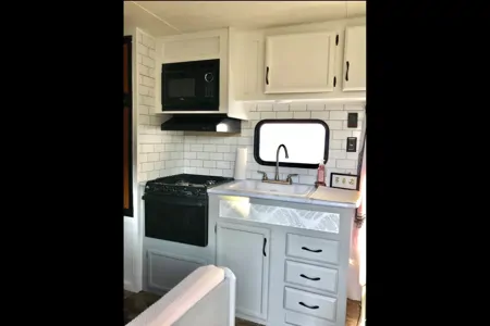Cozy Camper for 6: Freshly renovated and fully stocked!