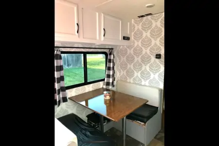 Cozy Camper for 6: Freshly renovated and fully stocked!