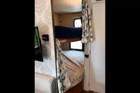 Cozy Camper for 6: Freshly renovated and fully stocked!