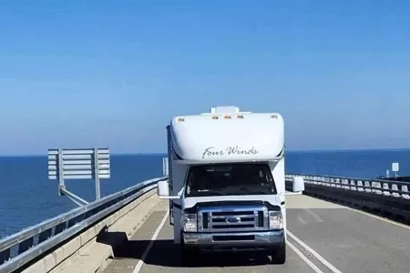 patricia Thor Motor Coach 4winds 19G Classe C