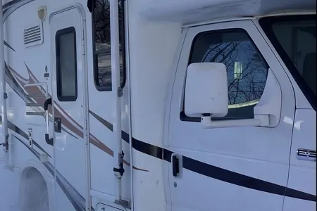 patricia Thor Motor Coach 4winds 19G Classe C