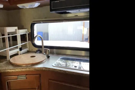 patricia Thor Motor Coach 4winds 19G Classe C