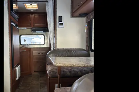 patricia Thor Motor Coach 4winds 19G Classe C