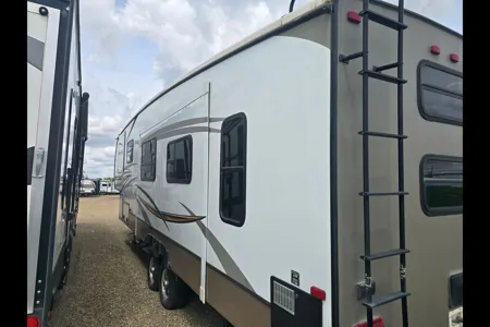 Robert's Cruiser RV 30BH Fifth Wheel