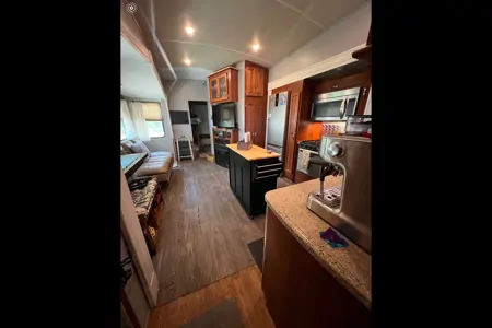 Daniel's Forest River CEDAR CREEK SILVERBACK 37BH - FIFTH WHEEL Fifth Wheel