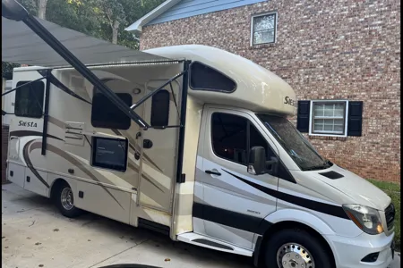 Ricardo's Thor Motor Coach Siesta Class C