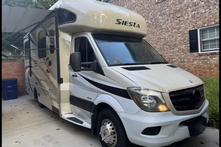 Ricardo's Thor Motor Coach Siesta Class C