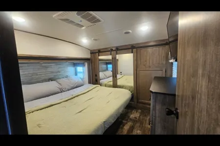 Z&S Home on Wheels w/Bunk Room