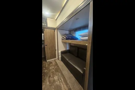 Z&S Home on Wheels w/Bunk Room