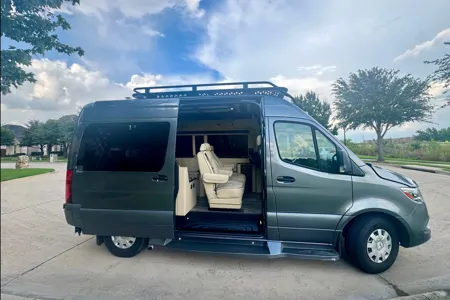Mercedes-Benz Luxury Sprinter 144