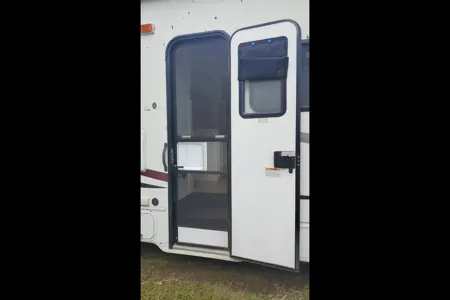 32' Coachmen Motorhome - Family Friendly, newly remodeled & Fully equipped!
