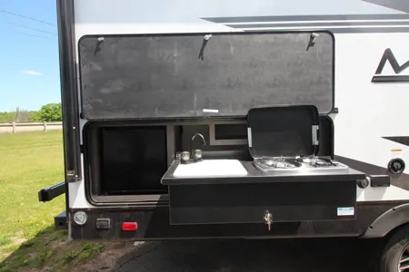 MPG 2500 Bunk House w Outdoor Kitchen!