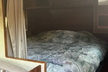 YYC Fully Stocked 26’ RV - bring food, clothes and bedding