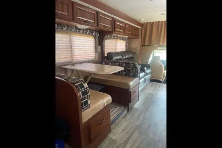 JL Big Moose Forest River Sunseeker Classe C