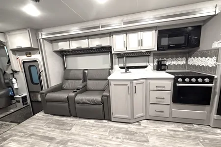 Epic Hurricane Escape Thor Motor Coach 34R Class A