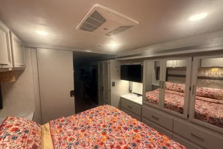 Epic Hurricane Escape Thor Motor Coach 34R Class A