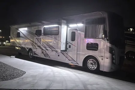 Epic Hurricane Escape Thor Motor Coach 34R Class A