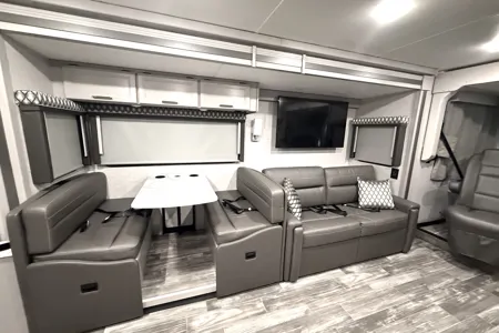 Epic Hurricane Escape Thor Motor Coach 34R Class A