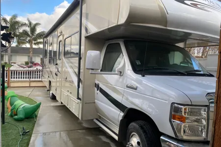 2017 Coachman Leprechaun Class C