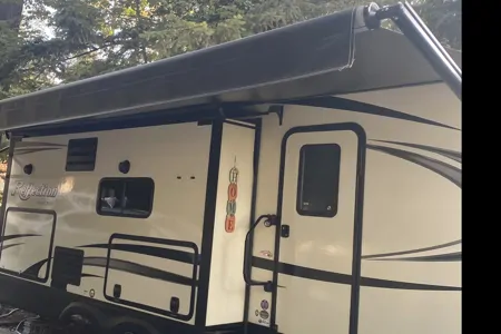 Glamping Grand Design Reflection Travel Trailer