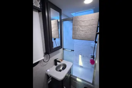 Luxury 2022 Entegra Vision 27A – King Bed & Easy-Drive Technology