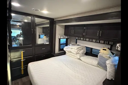 Luxury 2022 Entegra Vision 27A – King Bed & Easy-Drive Technology