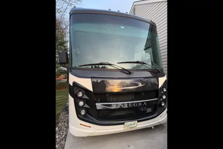 Luxury 2022 Entegra Vision 27A – King Bed & Easy-Drive Technology