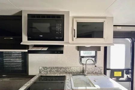 Carleigh's Jayco Jay Feather Hybrid