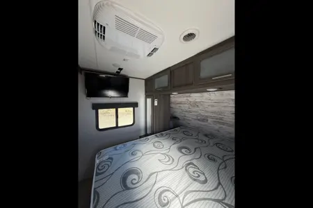 32’ LONDON BRIDGE BUNKWAGON