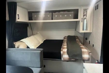 MAK RV Rentals Jayco Jay Flight six 175 bhw Baja edition Travel Trailer