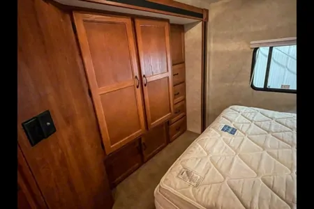 Family Bunkhouse RV – Sleeps 10, Fully Stocked!