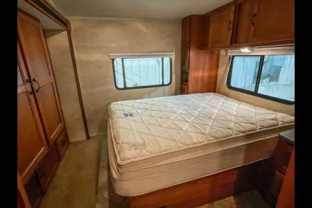 Family Bunkhouse RV – Sleeps 10, Fully Stocked!