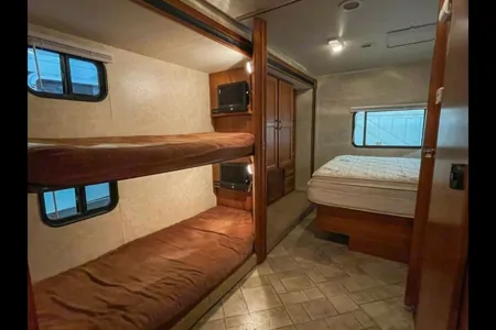 Family Bunkhouse RV – Sleeps 10, Fully Stocked!