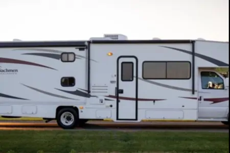 Family Bunkhouse RV – Sleeps 10, Fully Stocked!
