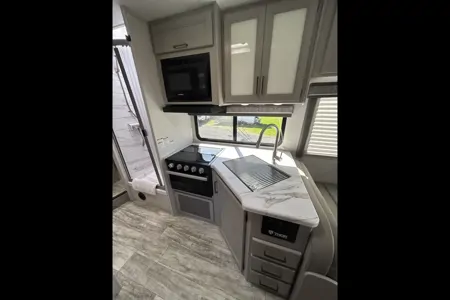 Brand New 2025 Gulf Stream 30ft. with free private shuttle - Belinda
