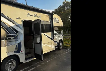 Available Now! Family Friendly & Easy to Drive! Thor Fourwinds