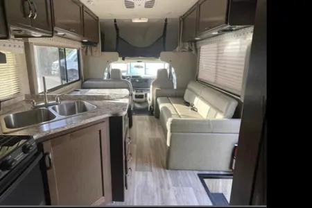 Available Now! Family Friendly & Easy to Drive! Thor Fourwinds