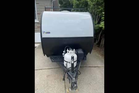 Mini-roulotte pour 2 personnes / Bien équipée