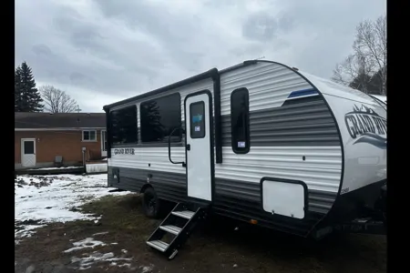 Marcus's Grand River 23hbs Travel Trailer