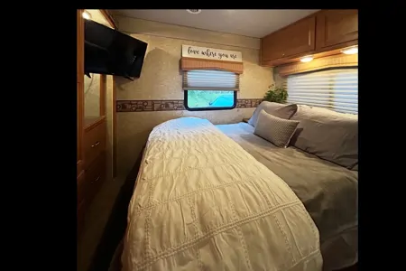 Lazen🐝 RV Adventures - Winnebago RV Cottage- SQUAMSH BASE CAMP